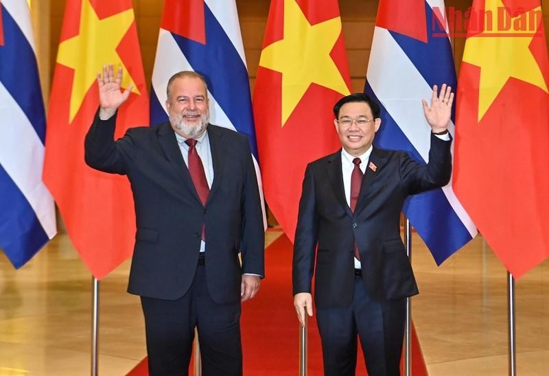 El presidente del Parlamento vietnamita, Vuong Dinh Hue y el primer ministro de Cuba, Manuel Marrero Cruz. 