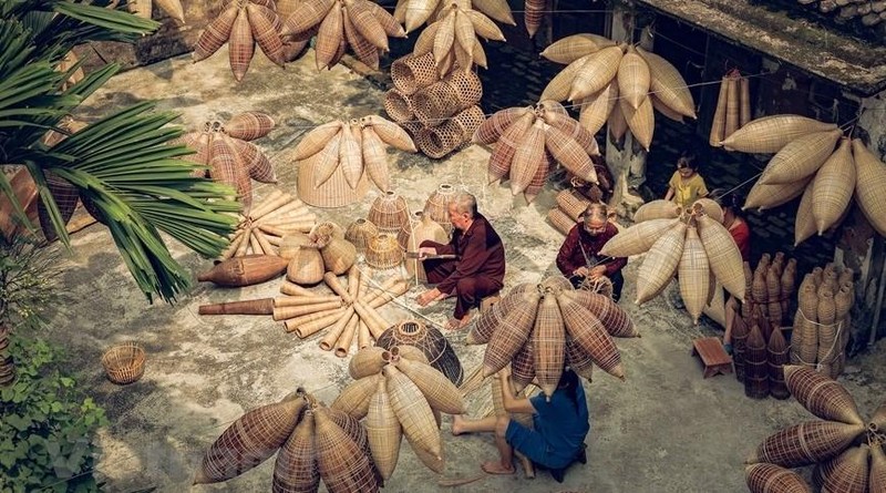 Ubicado a unos siete kilómetros de la ciudad de Hung Yen, la aldea de Tat Vien es famosa en toda la región por su oficio de elaborar cestas de pesca de bambú, que data de hace más de dos siglos. (Foto: VNA)