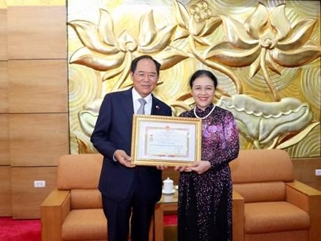 La presidenta de la Unión de Organizaciones de Amistad de Vietnam, Nguyen Phuong Nga, entrega la medalla “Por la paz y la amistad entre los pueblos” a Park Noh Wan, embajador de Corea del Sur en el país. (Fotografía: VNA)