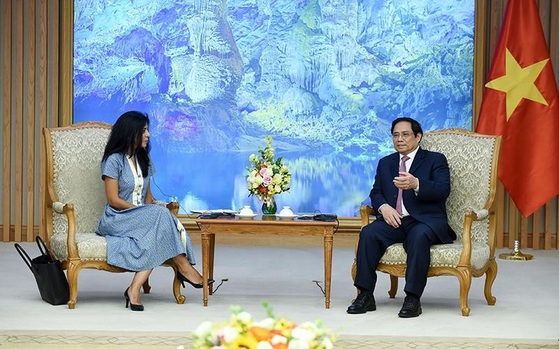El primer ministro de Vietnam, Pham Minh Chinh, recibe a Era Dabla-Norris, jefa de la delegación supervisora del FMI sobre macroeconomía, finanzas y asuntos monetarios de países miembros.