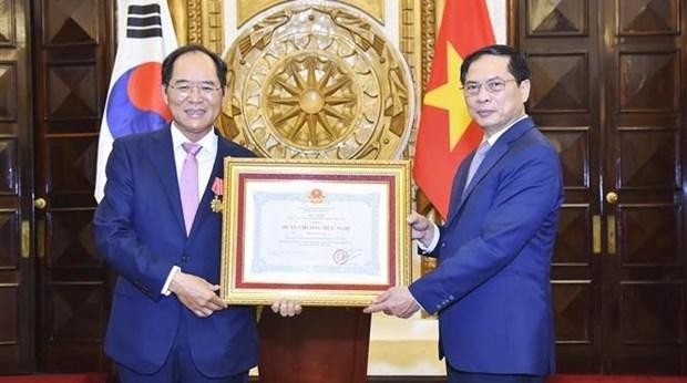 El ministro de Relaciones Exteriores, Bui Thanh Son, entrega la Medalla de la Amistad al embajador de Corea del Sur en el país, Park Noh Wan. (Fotografía: VNA)