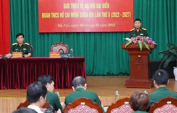 El coronel Tran Viet Nang, jefe del Comité de la Juventud Militar, habla en la cita. (Fotografía: VNA)