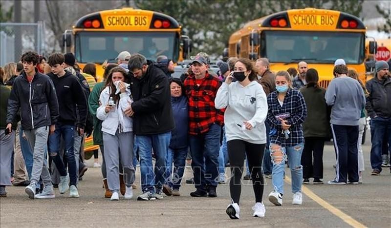 Evacúan a estudiante por un tiroteo en una escuela secundaria cerca de la ciudad Detroit del estado estadounidense de Michigan, el 30 de noviembre de 2021. (Fotografía: AP/VNA)