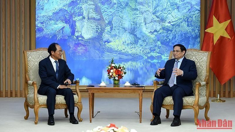 El primer ministro de Vietnam, Pham Minh Chinh, recibe al embajador saliente del Corea del Sur, Park Noh Wan. (Fotografía: Nhan Dan)