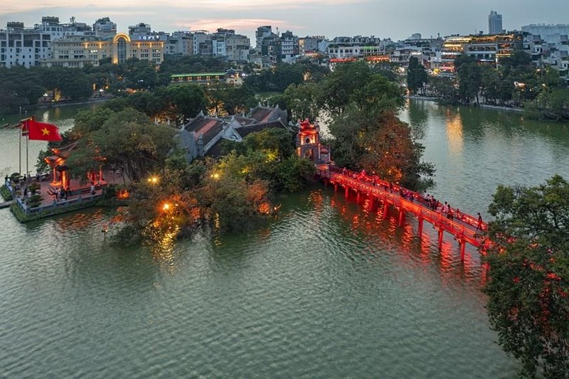 El puente de The Huc sobre el lago Hoan Kiem, en Hanói. (Foto: VNA)