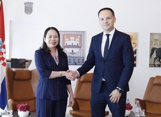 Zdenko Lucić, secretario de Estado del Ministerio de Relaciones Exteriores de Croacia, recibe a la vicepresidenta Vo Thi Anh Xuan. (Fotografía: VNA)