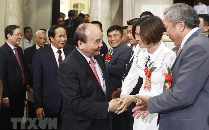 El presidente de Vietnam, Nguyen Xuan Phuc, con otros delegados asistentes a la cita. (Foto: VNA)