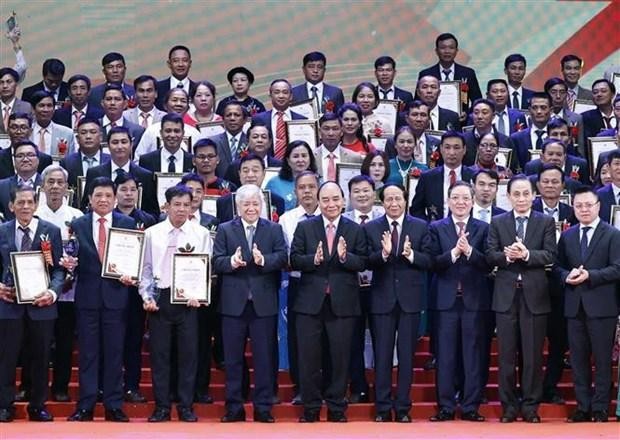 El presidente de Vietnam, Nguyen Xuan Phuc, en un acto para condecorar con el título Agricultores sobresalientes del país 2022 a 100 personas. (Fotografía: VNA)