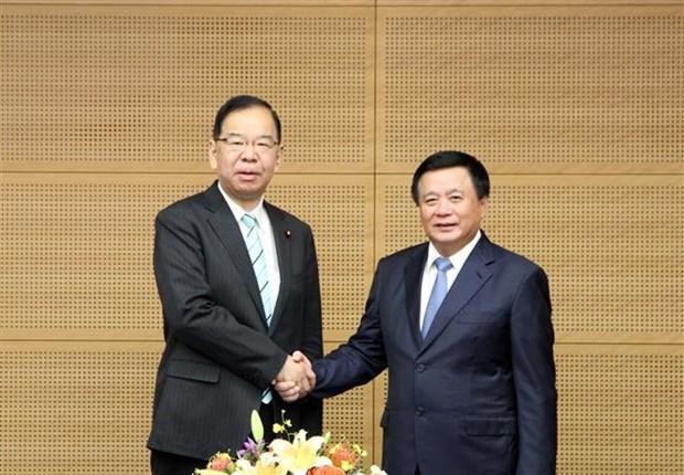 Nguyen Xuan Thang, miembro del Buró Político de Vietnam (D) y el presidente del Presidium del Comité Central del Partido Comunista de Japón, Shii Kazuo. (Fotografía: VNA)