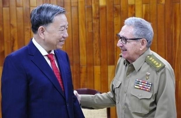 El ministro vietnamita de Seguridad Pública, general To Lam (I), y el general Raúl Castro Ruz, ex primer secretario del Partido Comunista de Cuba. (Fotografía: VNA)