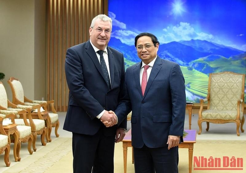 El primer ministro Pham Minh Chinh recibe al Pierre-Yves Jeholet, ministro-presidente de la Comunidad francófona de Bélgica.