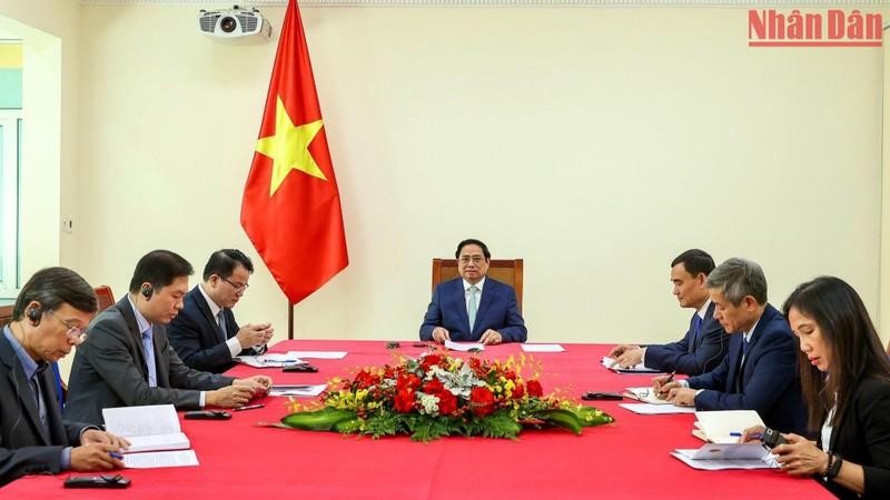 El primer ministro de Vietnam, Pham Minh Chinh, sostiene una conversación telefónica con su homólogo australiano, Anthony Albanese.