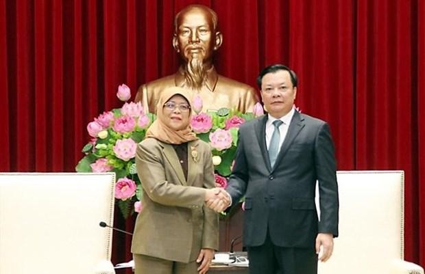 Dinh Tien Dung, secretario del Comité del Partido Comunista de Vietnam en Hanói, y la presidenta de Singapur, Halimah Yacob. (Fotografía: VNA)