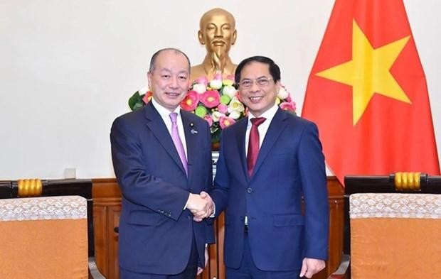 El ministerio de Relaciones Exteriores de Vietnam, Bui Thanh Son, y el vicecanciller japonés Takagi Kei. (Fotografía: baoquocte.vn)