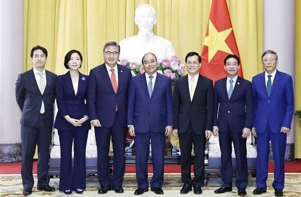 El presidente Nguyen Xuan Phuc y el ministro de Relaciones Exteriores de Corea, Park Jin, se tomaron una foto con los delegados. (Fotografía: VNA)