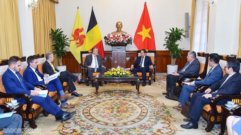 El canciller vietnamita, Bui Thanh Son, recibe a Pierre-Yves Jeholet, ministro-presidente de la Comunidad francesa de Bélgica. (Fotografía: baoquocte.vn)