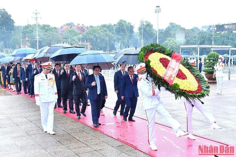 Los dirigentes del Partido y el Estado junto con los diputados ofrecen flores en homenaje al Presidente Ho Chi Minh.