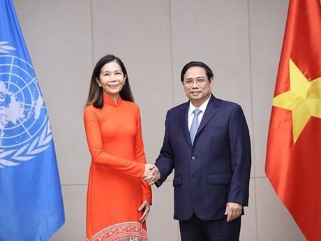 El primer ministro de Vietnam, Pham Minh Chinh, saluda a la coordinadora residente de la ONU en el país, Pauline Tamesis. (Fotografía: VNA)