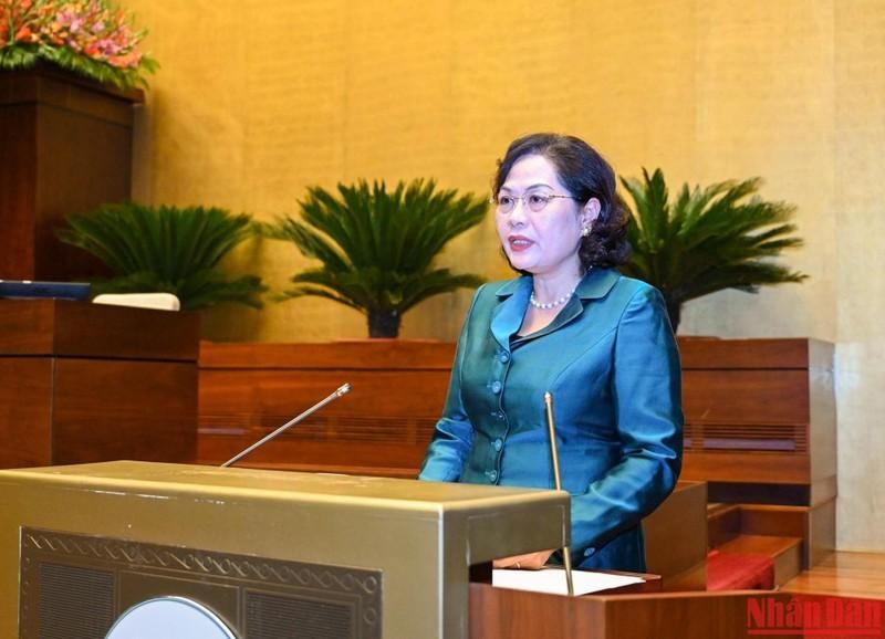 La gobernadora del Banco Estatal de Vietnam, Nguyen Thi Hong habla en el evento.