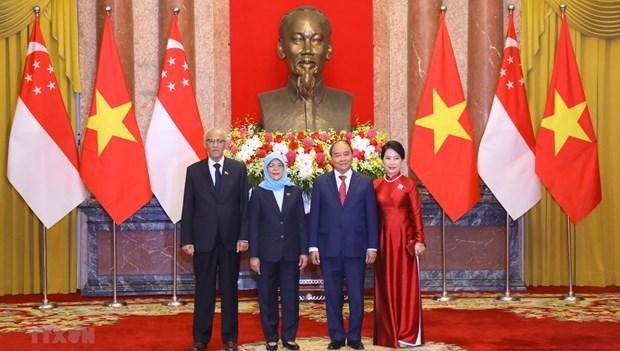 El presidente de Vietnam, Nguyen Xuan Phuc, y su esposa (en la derecha) y la presidenta de Singapur, Halimah Yacob, y su cónyuge (en la izquierda). (Fotografía: VNA)
