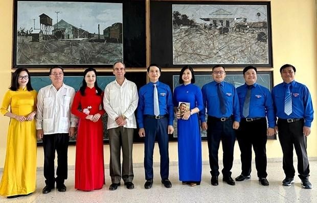 La delegación del Comité Central de la Unión de Jóvenes Comunistas de Vietnam toma foto junto con el miembro del Secretariado del Comité Central del PCC, Rogelio Polanco Fuentes. (Fotografía: VNA)