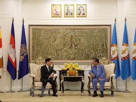 El primer ministro camboyano Samdech Techo Hun Sen recibió al miembro del Buró Político y permanente del Secretariado del PCV, Vo Van Thuong. (Fotografía: VNA)