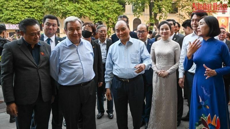 El presidente Nguyen Xuan Phuc y el secretario general de la ONU, Antonio Guterres, y otros delegados escuchan explicaciones sobre la historia del templo Ngoc Son.
