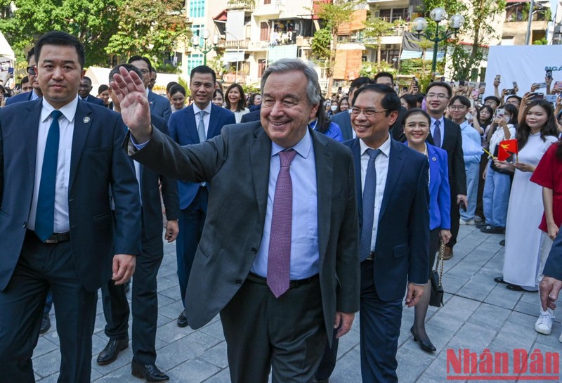 El secretario general de la ONU, Antonio Guterres, y el ministro de Relaciones Exteriores de Vietnam, Bui Thanh Son llegan a la Academia Diplomática de Vietnam para asistir al diálogo con los estudiantes del centro educativo. 