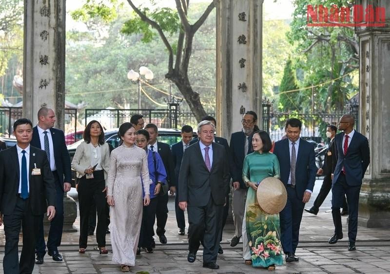 El secretario general Antonio Guterres, y otros funcionarios de la ONU visitan el Templo de la Literatura. 