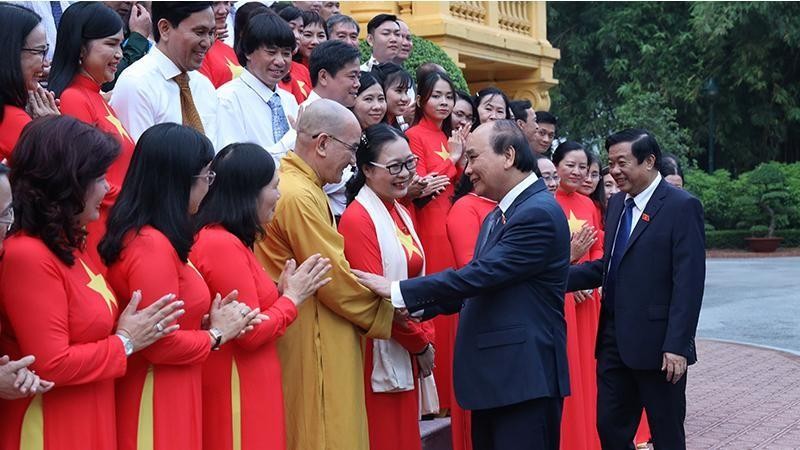El presidente Nguyen Xuan Phuc se reúne con destacados del movimiento de emulación patriótica de Vinh Long.