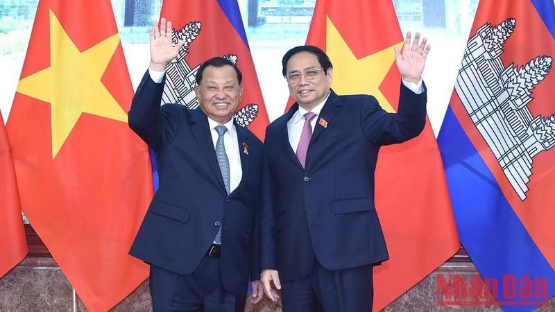 El primer ministro de Vietnam, Pham Minh Chinh y el presidente del Senado de Camboya, Samdech Say Chhum.