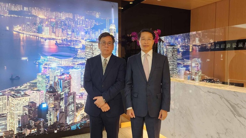 El cónsul general de Vietnam en Hong Kong, Pham Binh Dam y el secretario de Comercio y Desarrollo Económico de Hong Kong, Algernon Yau. (Fotografía: baoquocte.vn)