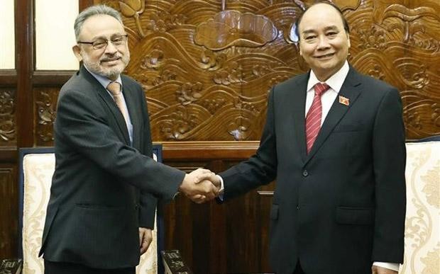 El presidente de Vietnam, Nguyen Xuan Phuc (derecha), saluda al embajador de El Salvador, Rubén Omar Orozco Burgos. (Fotografía: VNA)