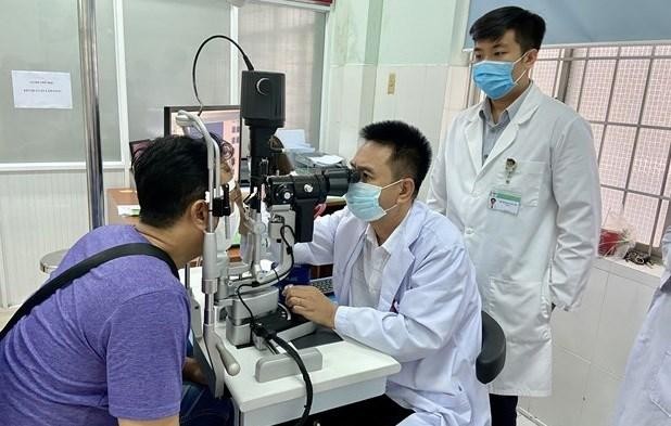 El doctor vietnamita Nguyen Viet Giap, director del hospital oftalmológico de la provincia sureña de Ba Ria-Vung Tau, realiza examen de ojos para paciente (Fotografía: baobariavungtau.com.vn)