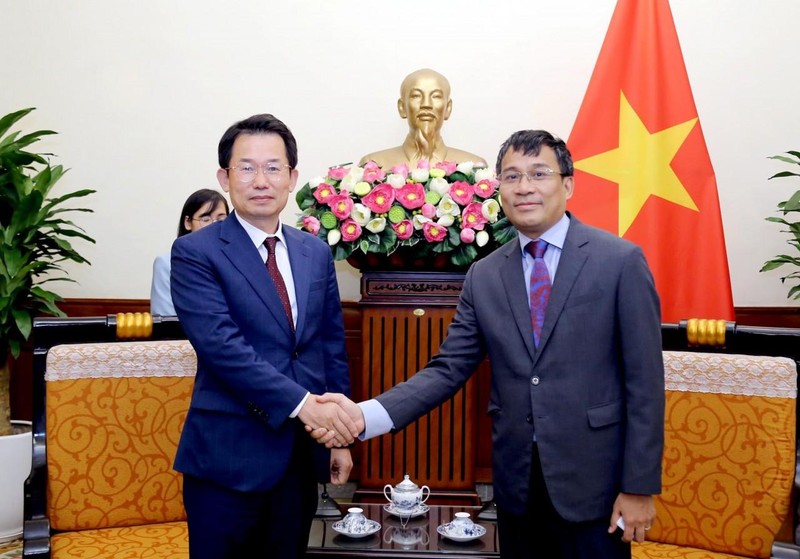 El vicecanciller vietnamita Nguyen Minh Vu y el vicealcalde de la ciudad surcoreana de Gwangju, Mun Yeong Hun. (Fotografía: thoidai.com.vn)