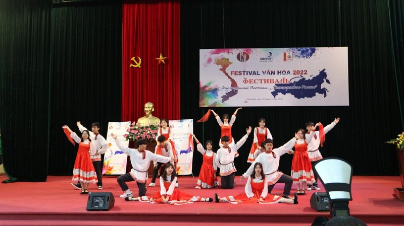 Una actuación artística imbuida de la cultura rusa, interpretada por estudiantes vietnamitas (Fotografía: thoidai.com.vn)