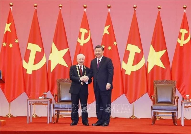 El secretario general del Partido Comunista de China (PCCh) y presidente del país, Xi Jinping, otorga la Medalla de Amistad de la República Popular de China al máximo dirigente partidista de Vietnam, Nguyen Phu Trong.