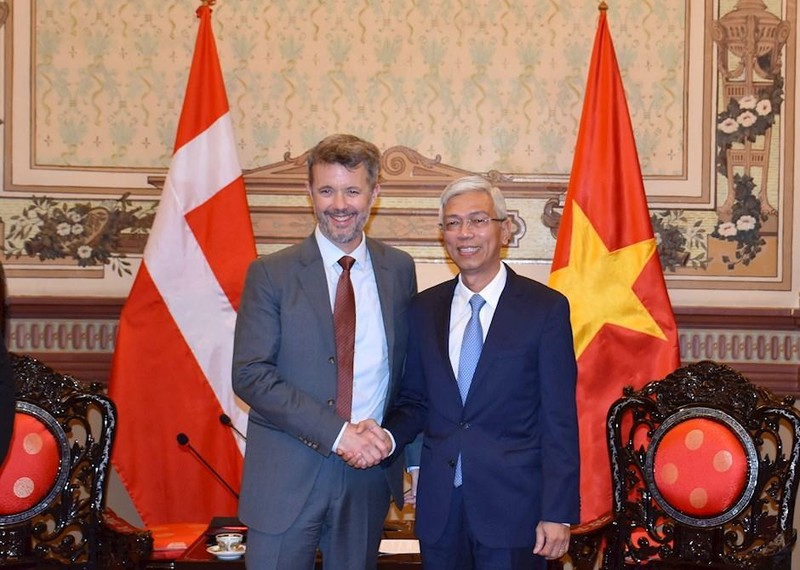 El vicepresidente del Comité Popular de Ciudad Ho Chi Minh Vo Van Hoan (derecha) y príncipe heredero Frederik de Dinamarca (Fotografía: hcmcpv.org.vn)