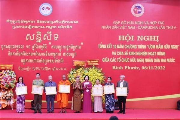 Familias e individuos honrados por sus contribuciones a la promoción de la amistad Vietnam-Camboya (Fotografía: thoidai.com.vn)