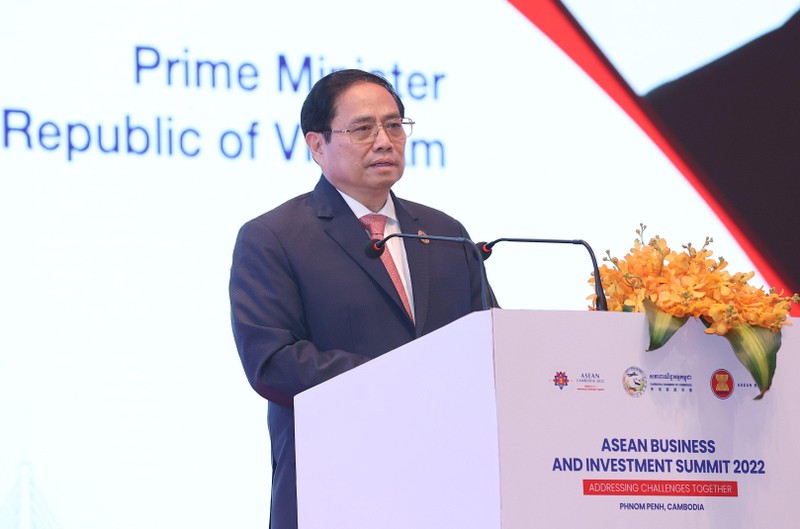 El primer ministro de Vietnam, Pham Minh Chinh, pronuncia un discurso en la Cumbre de Negocios e Inversiones de Asean 2022. (Fotografía: VNA)
