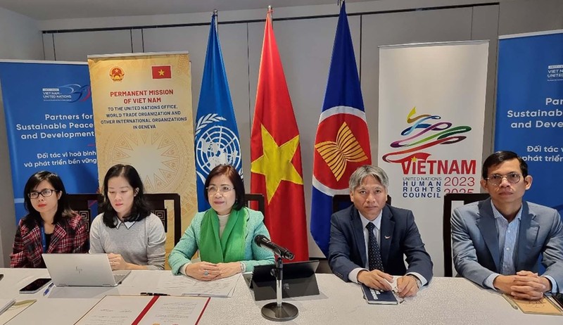 La embajadora Le Thi Tuyet Mai asiste a la firma del memorando de entendimiento. (Fotografía: la misión de Vietnam en Ginebra)