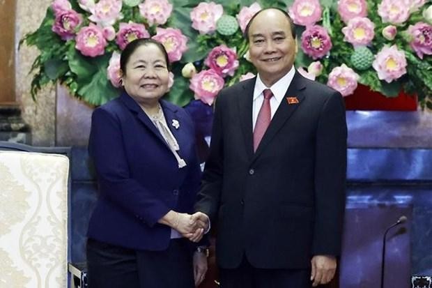 El presidente de Vietnam, Nguyen Xuan Phuc, recibe a Sisay Leudetmounsone, miembro del Buró Político, secretaria del Comité Central del PPRL y jefa de su Comisión de Organización. (Fotografía: VNA)