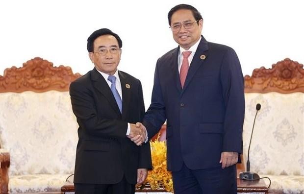 El primer ministro de Vietnam, Pham Minh Chinh, se reúne con su homólogo laosiano, Phankham Viphavanh. (Fotografía: VNA)