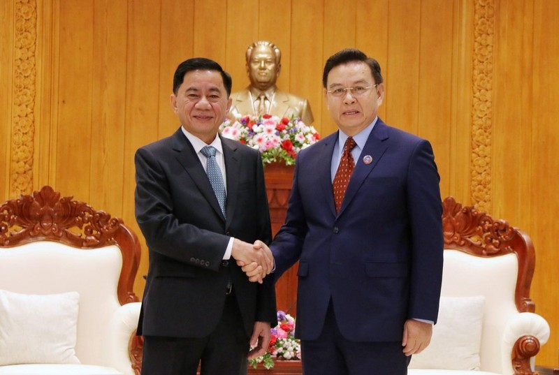 El presidente de la Asamblea Nacional de Laos, Xaysomphone Phomvihane, recibió a Tran Cam Tu, miembro del Buró Político, secretario del Comité Central del PCV y jefe de su Comisión de Control Disciplinario. (Fotografía: VNA)
