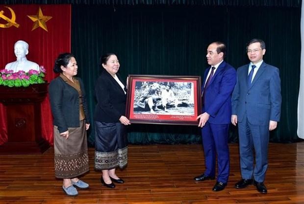 Las autoridades de Tuyen Quang regalan un obsequio a la delegación laosiana. (Fotografía: VNA)