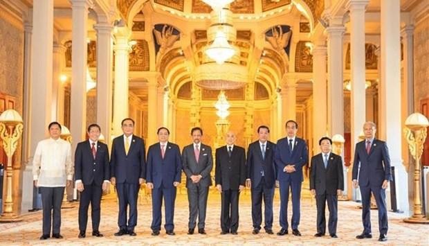 El premier vietnamita, Pham Minh Chinh, y dirigentes de países de la Asean se reúnen con el Rey de Camboya, Norodom Sihamoni. (Fotografía: VNA)