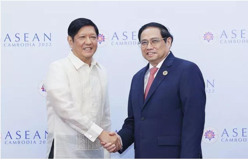 El primer ministro de Vietnam, Pham Minh Chinh (derecha), se reúne con el presidente de Filipinas, Ferdinand Romualdez Marcos. (Fotografía: VNA)