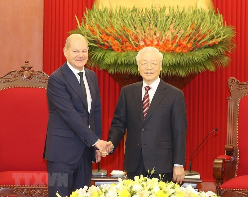El secretario general del PCV, Nguyen Phu Trong y el canciller alemán Olaf Scholz.