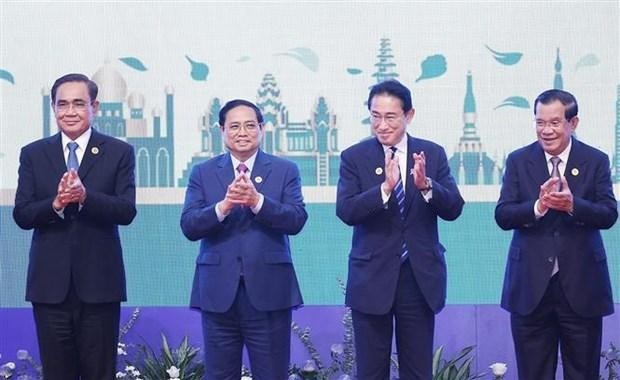 El primer ministro vietnamita Pham Minh Chinh (segundo desde la izquierda), el primer ministro japonés Kishida Fumio (segundo desde la derecha) y otros líderes en la Cumbre 25 Asean-Japón en Phnom Penh, Camboya, el 12 de noviembre. (Fotografía: VNA)