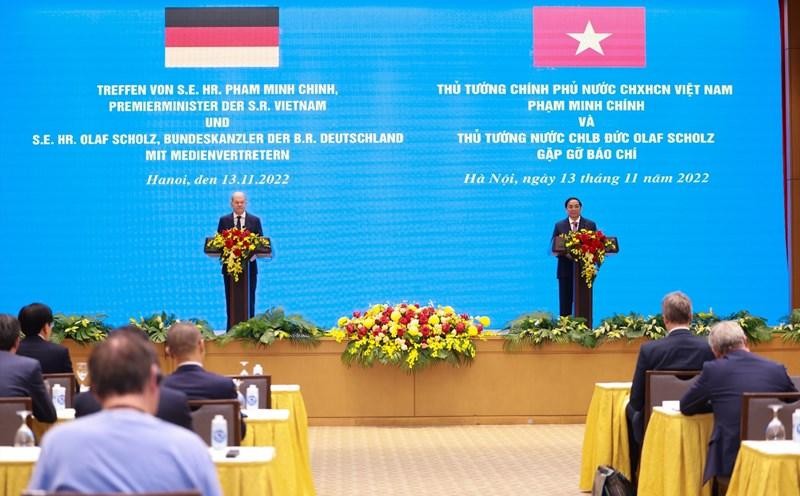 El primer ministro Pham Minh Chinh y el canciller alemán Olaf Scholz se reúnen con la prensa. (Fotografía: VNA)